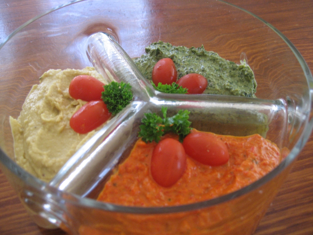 The dips: Pesto (no cheese), roasted capsicum and semi-dried tomato, and hommus.
